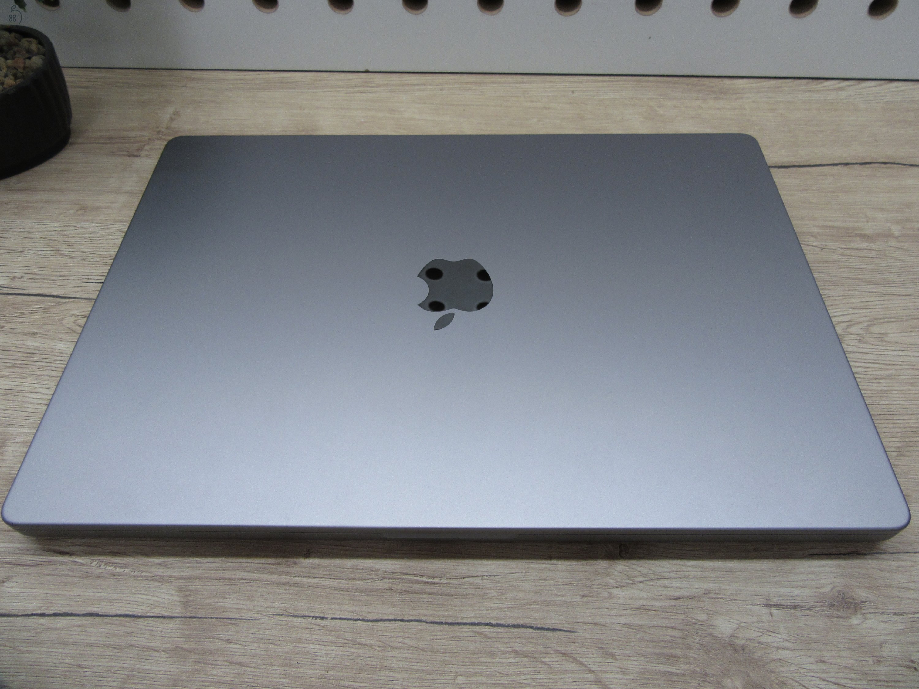 Apple MacBook Pro 16” – M1 Pro, 32 GB, 512 GB – Prémium kijelző, egész napos akku – Használt, karcmentes – 3 hónap garancia - 166 töltési ciklus