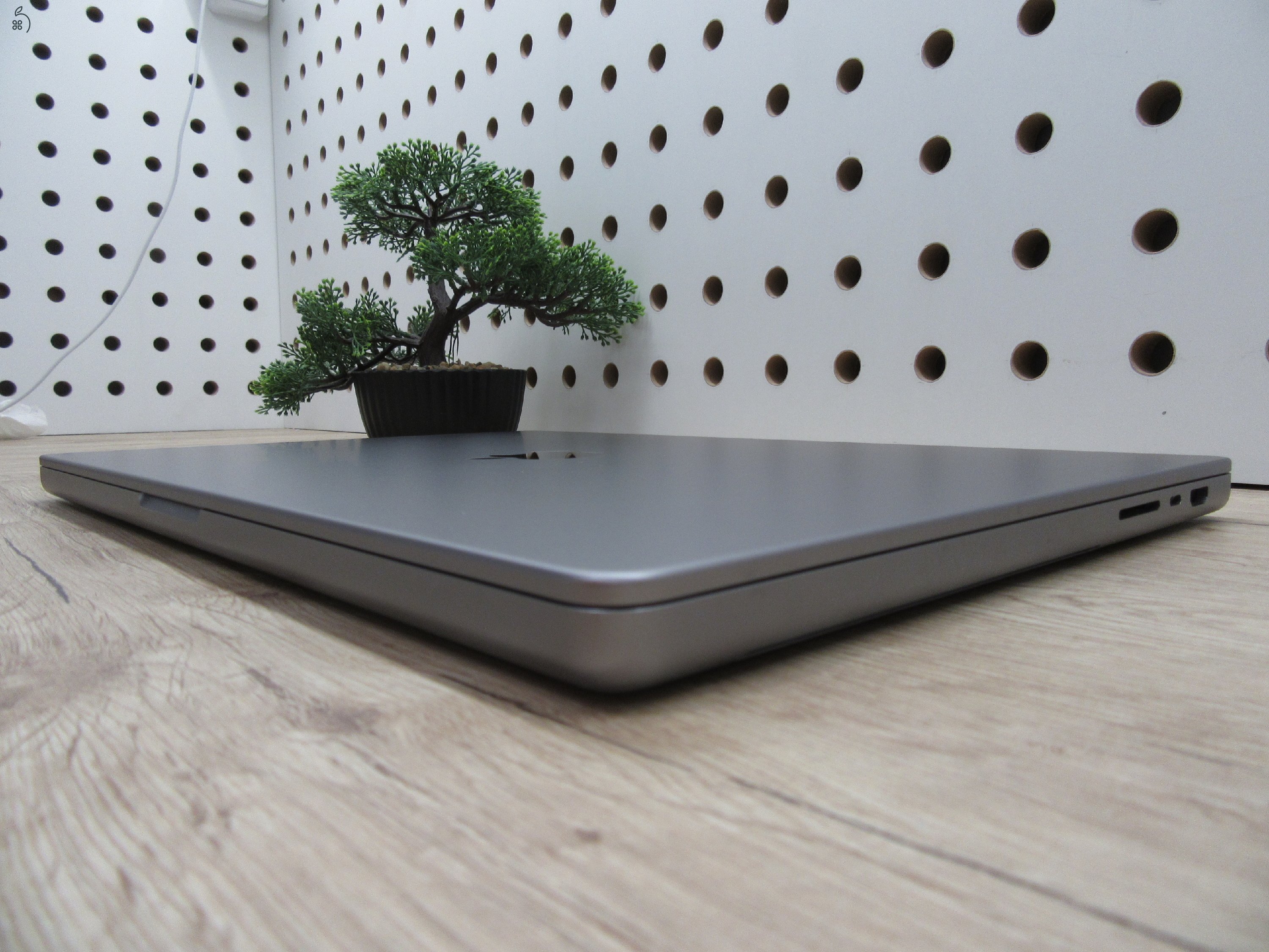 Apple MacBook Pro 16” – M1 Pro, 32 GB, 512 GB – Prémium kijelző, egész napos akku – Használt, karcmentes – 3 hónap garancia - 166 töltési ciklus