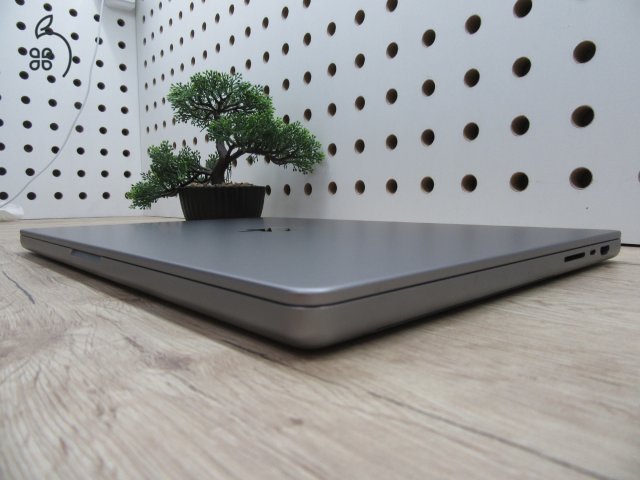Apple MacBook Pro 16” – M1 Pro, 32 GB, 512 GB – Prémium kijelző, egész napos akku – Használt, karcmentes – 3 hónap garancia - 166 töltési ciklus