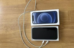 Hibátlanul működő kártyafüggetlen iPhone 12 (64 GB) új bőrtokkal