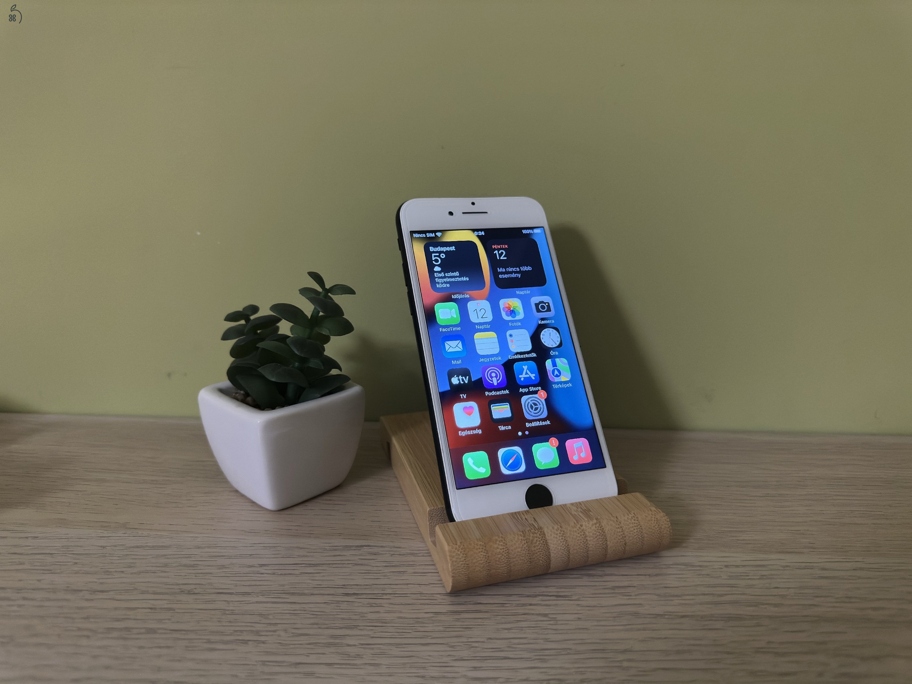 Eladó iPhone 7 | 32 GB | 100% akkumulátor | fekete ház / fehér előlap