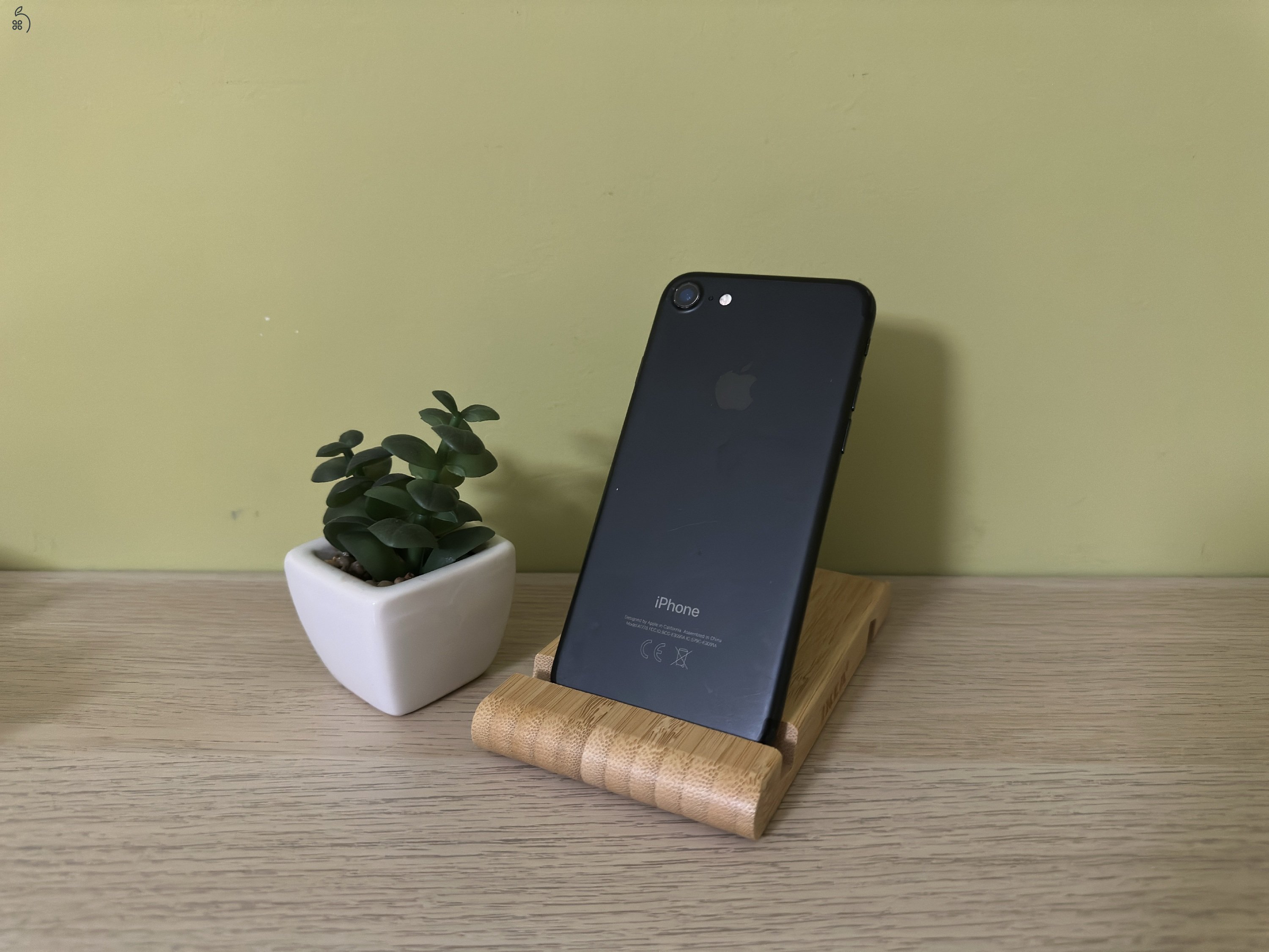 Eladó iPhone 7 | 32 GB | 100% akkumulátor | fekete ház / fehér előlap