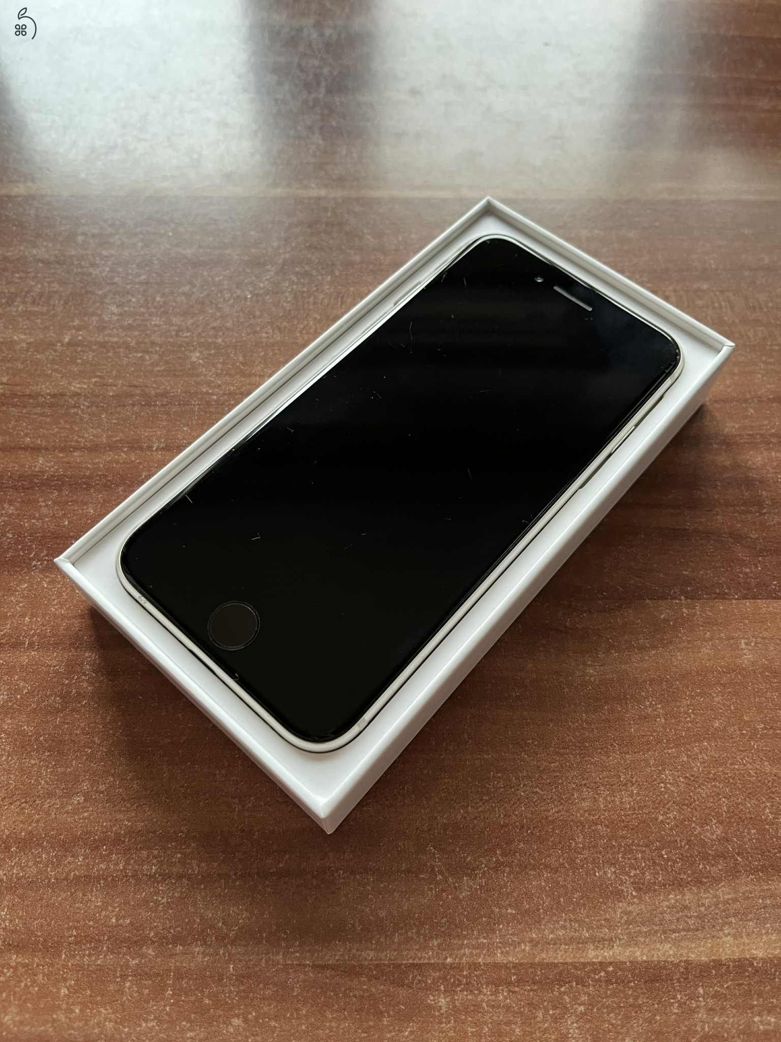 iPhone SE 3. generációs (csillagfény)