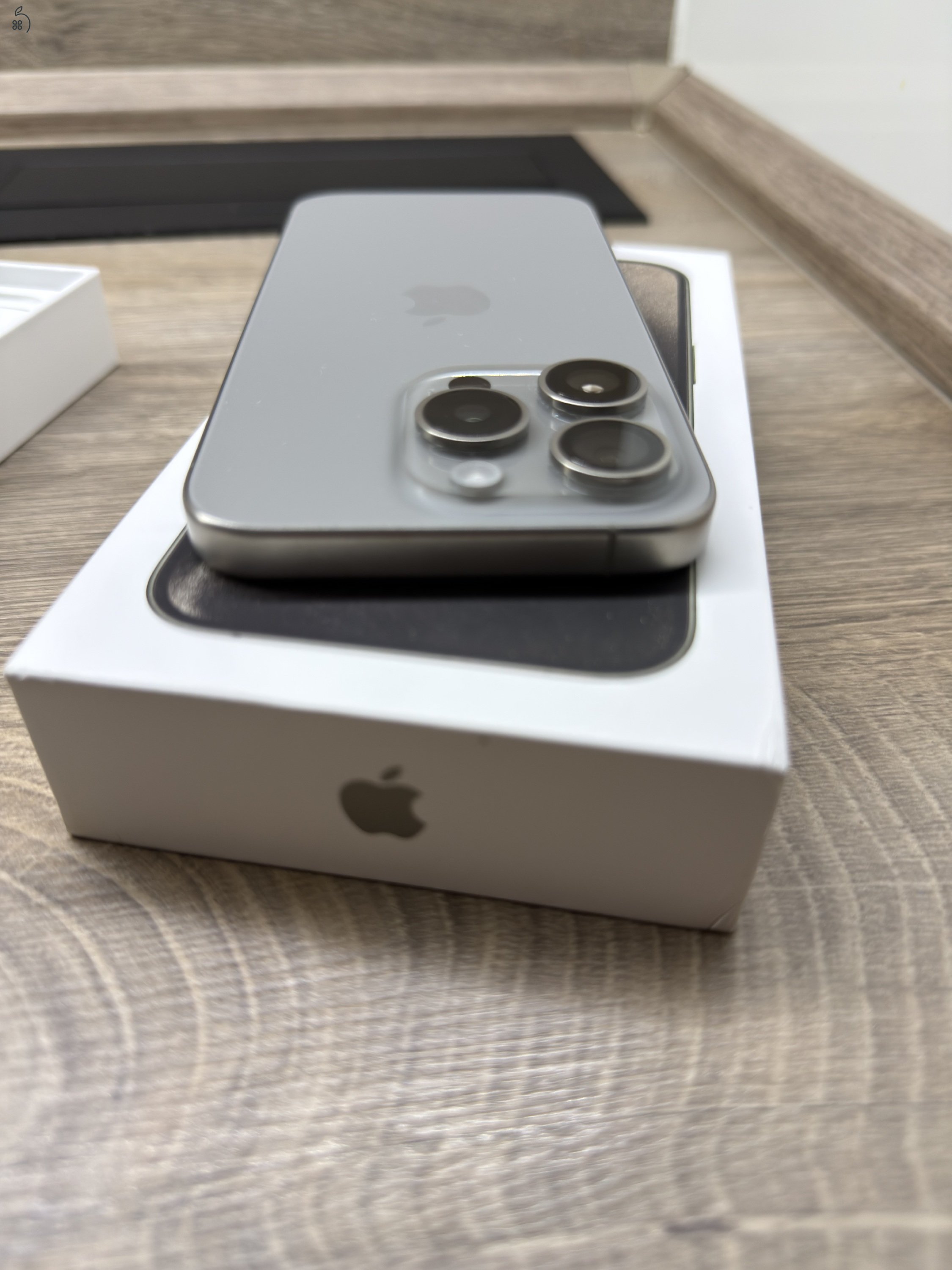Iphone 15 pro 256 gb natúr titán hibátlan telefon eladó