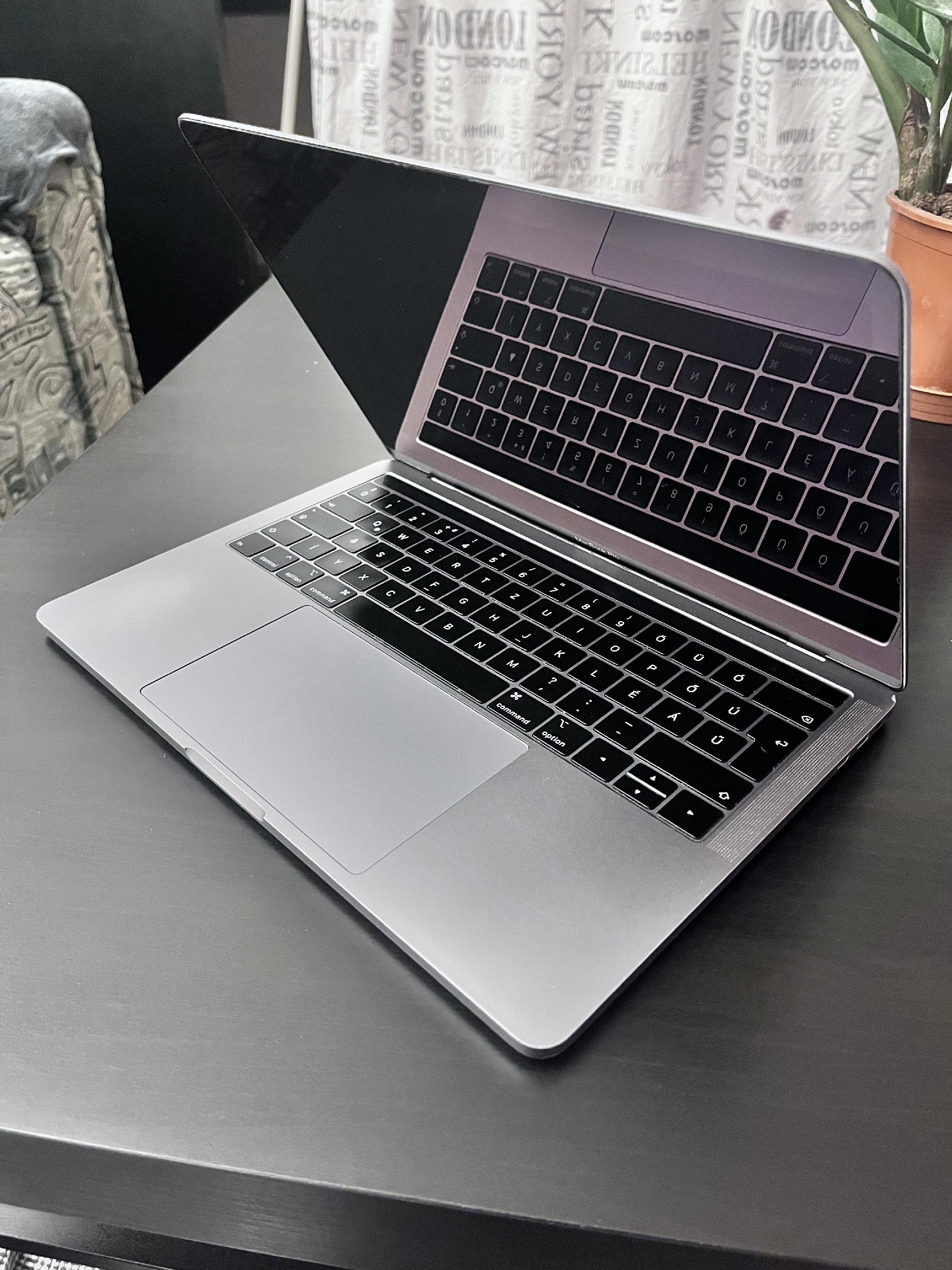 MacBook Pro / i5 2.3GHz - 4 Mag / 8GB RAM / 512GB SSD / ÚJ AKKU!