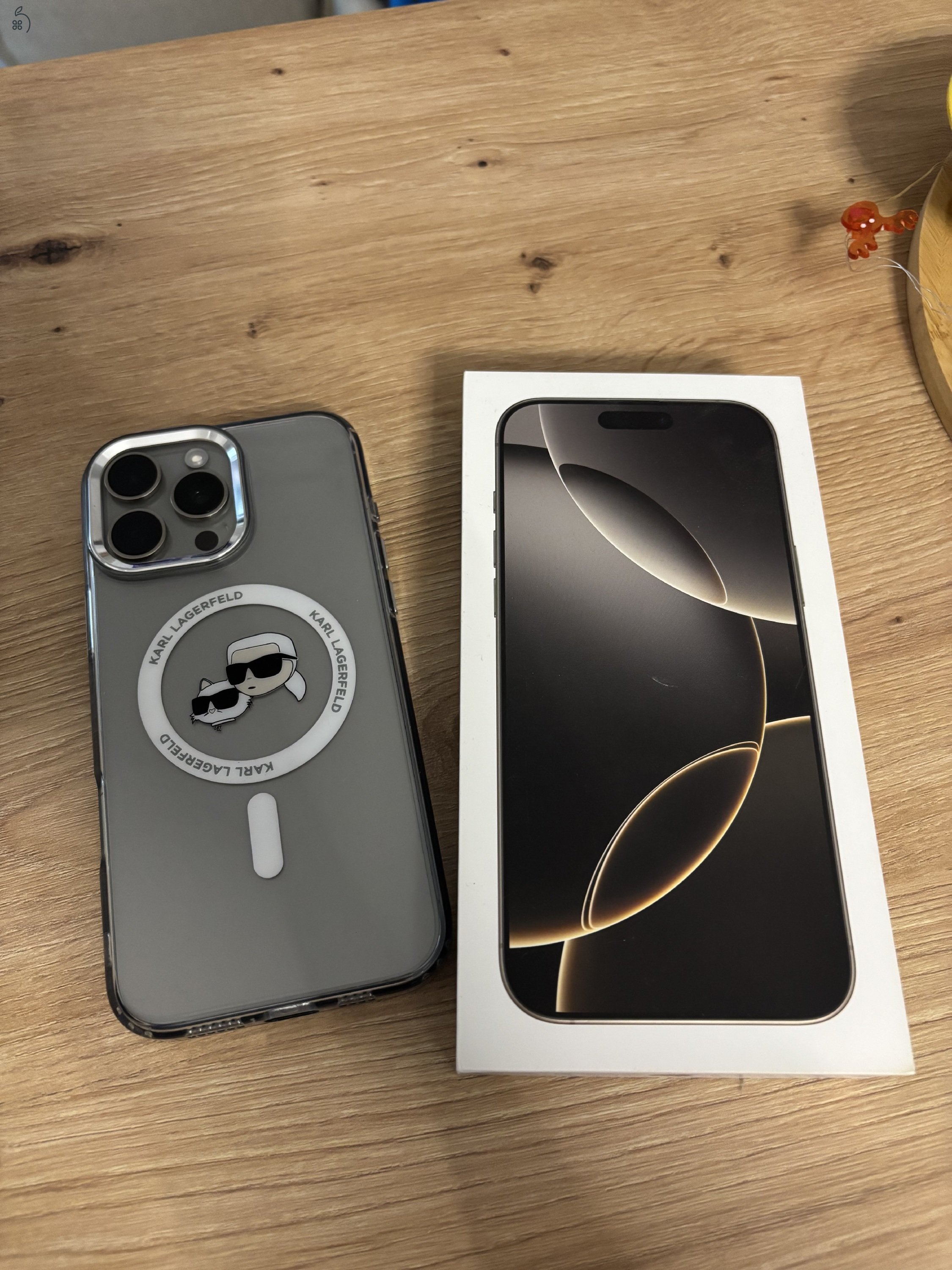 HIBÁTLAN iPhone 16 Pro MAX 256G Natúr TITÁN, 100% akkumulátor, 3 év garancia!