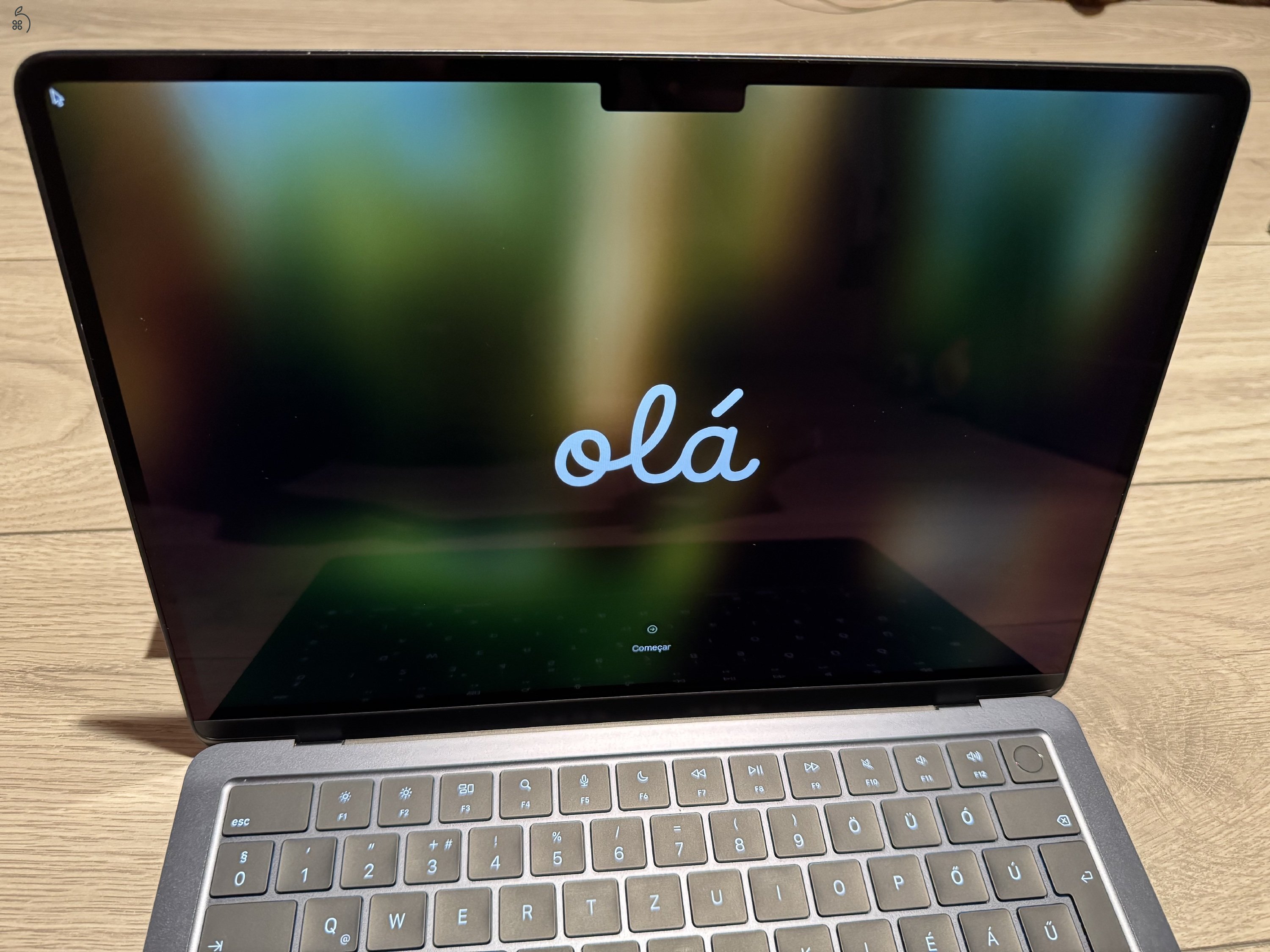 Apple MacBook Air 13,6