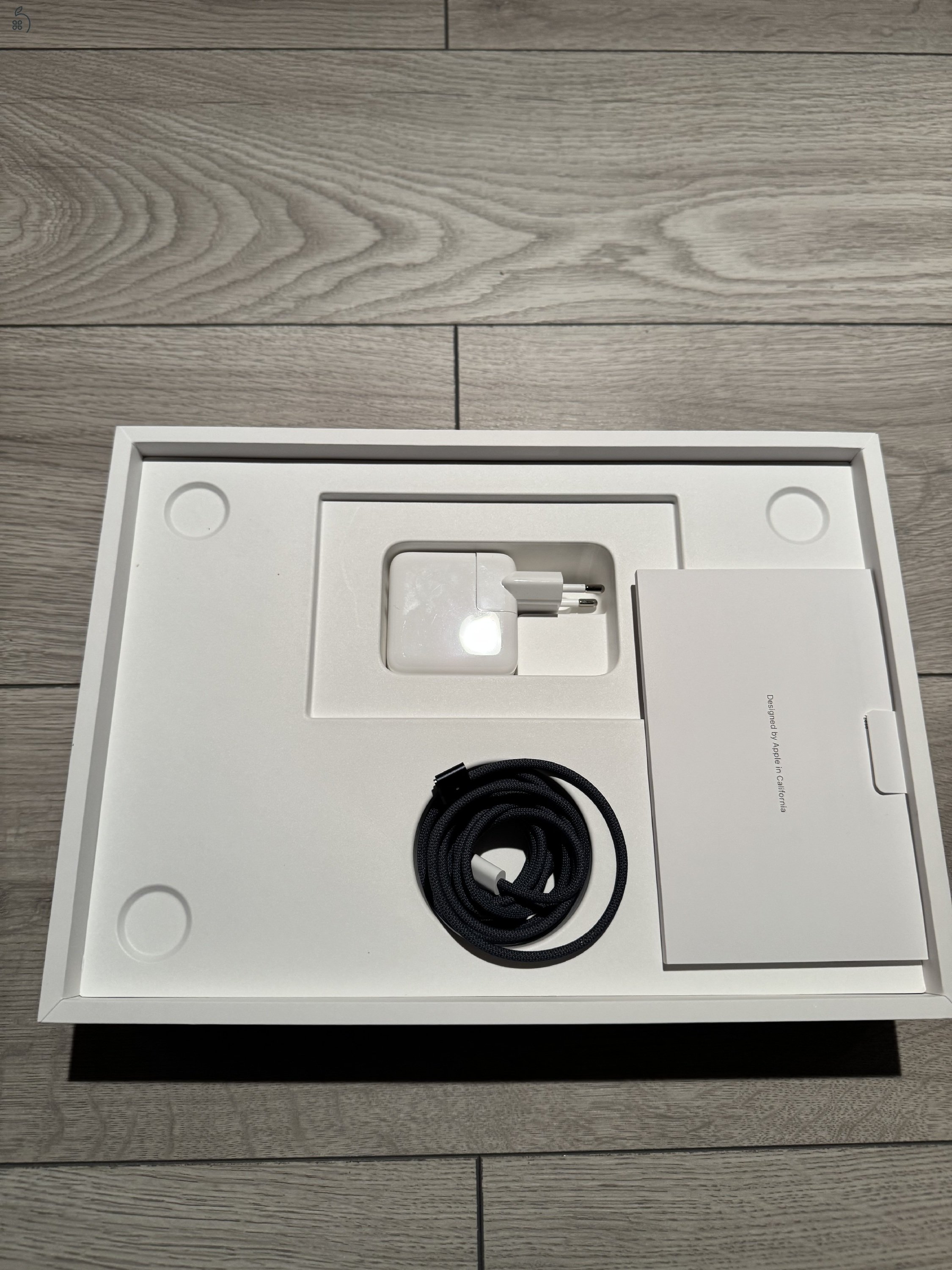 Apple MacBook Air 13,6