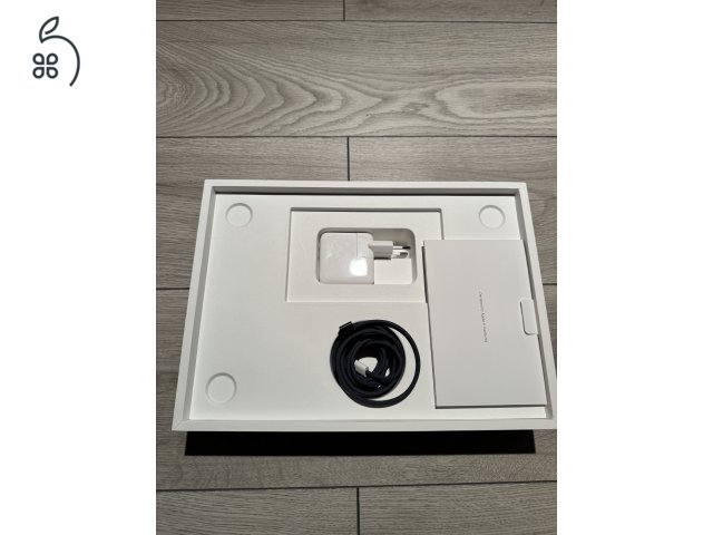 Apple MacBook Air 13,6