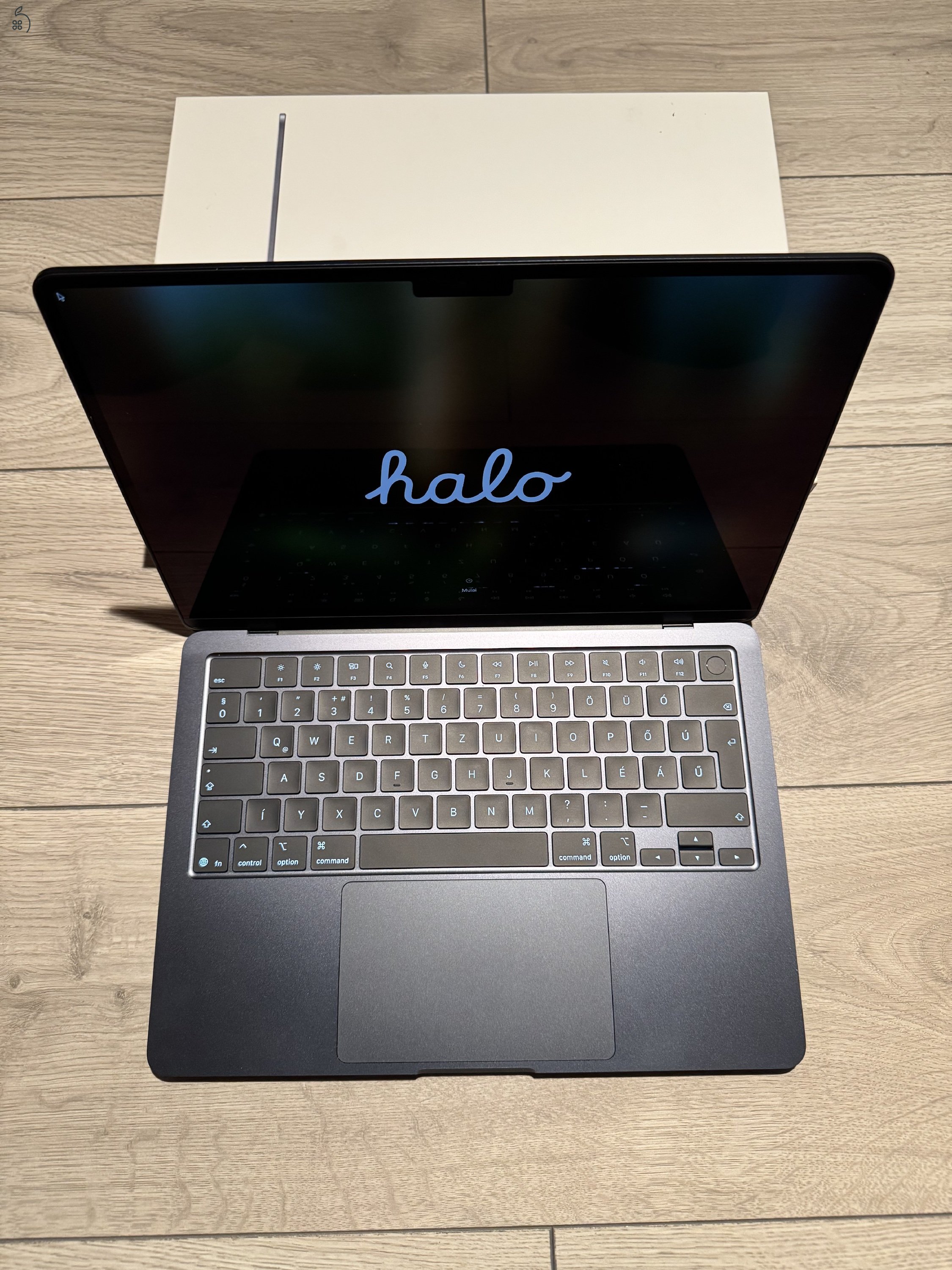 Apple MacBook Air 13,6