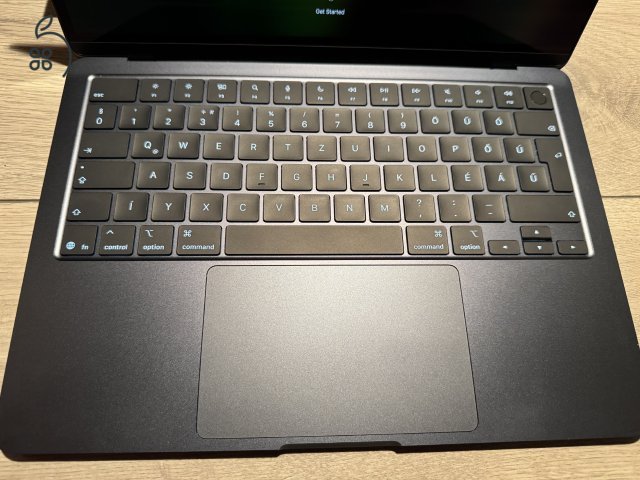 Apple MacBook Air 13,6