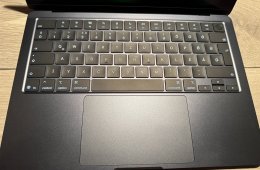 Apple MacBook Air 13,6