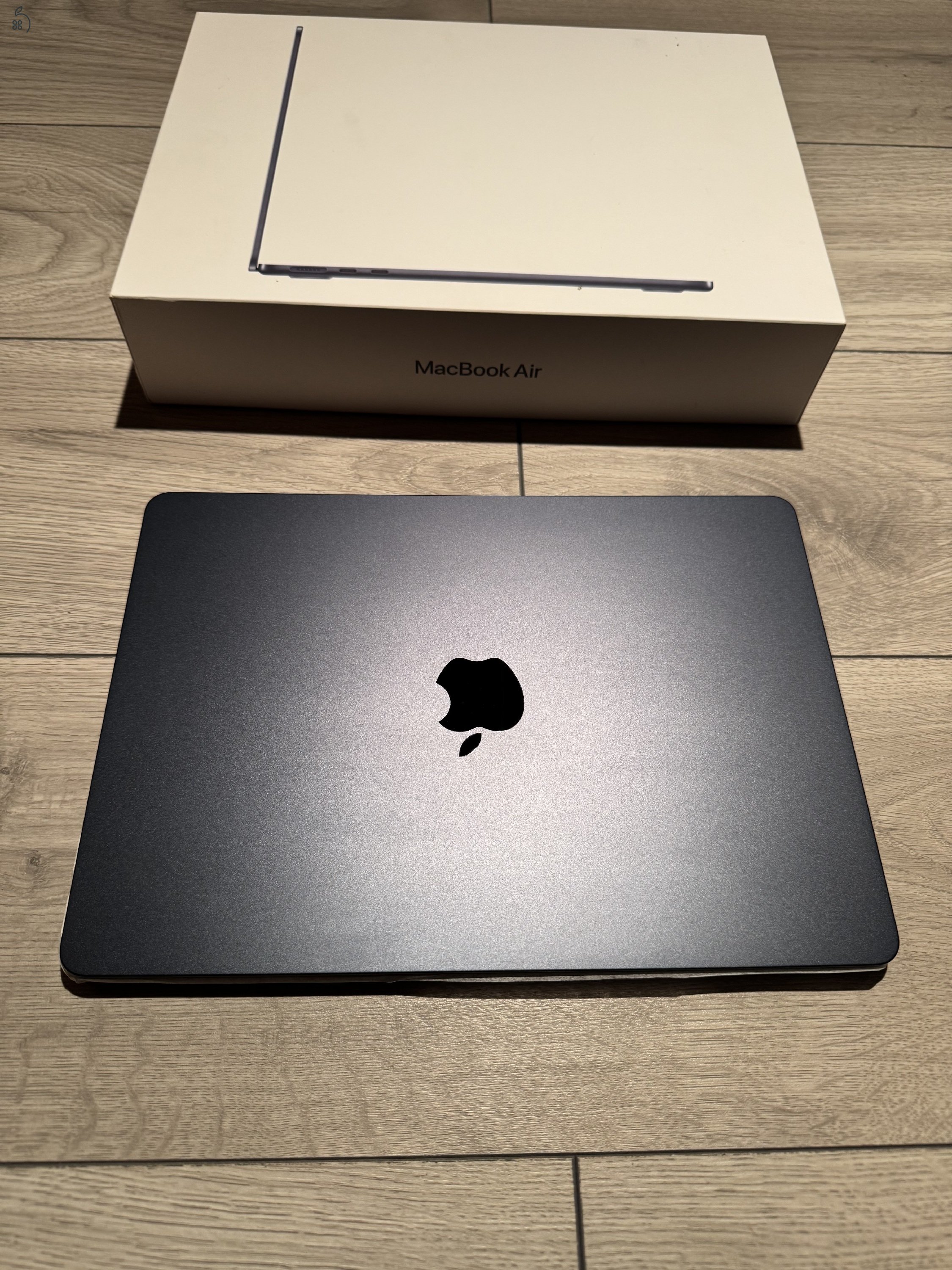 Apple MacBook Air 13,6