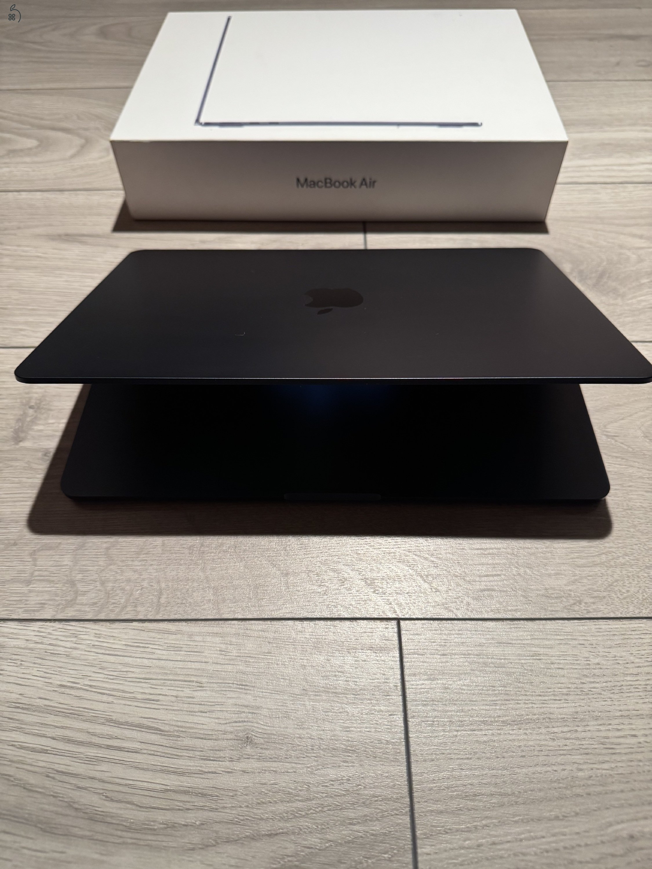Apple MacBook Air 13,6