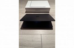 Apple MacBook Air 13,6