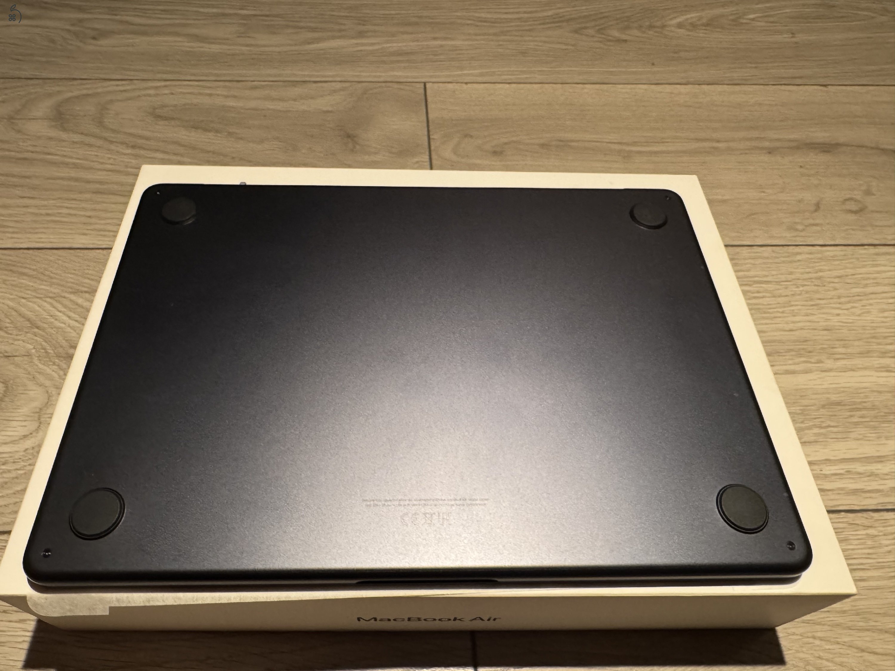 Apple MacBook Air 13,6