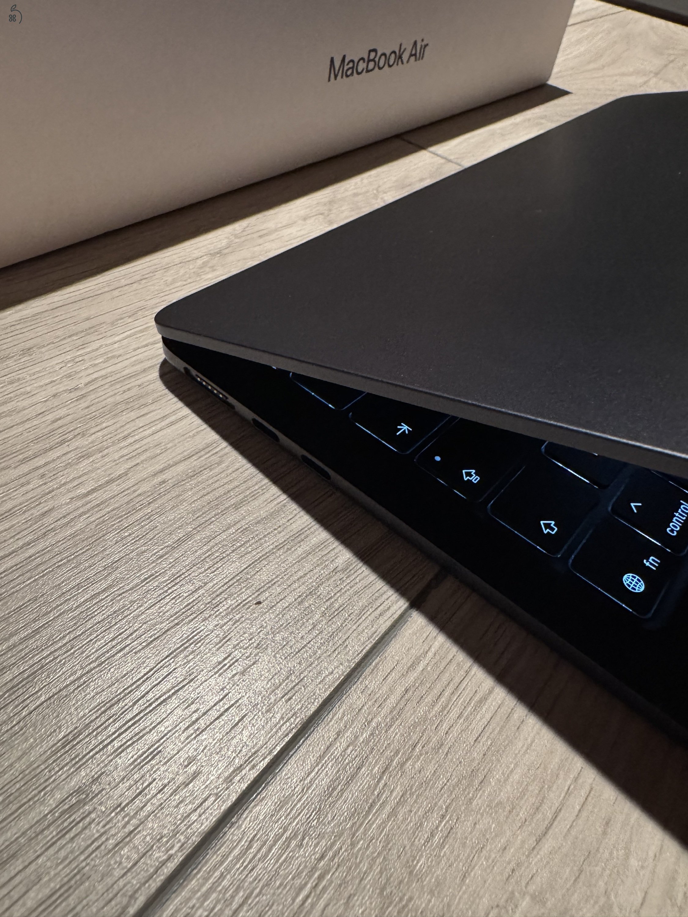 Apple MacBook Air 13,6