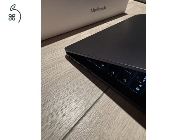 Apple MacBook Air 13,6