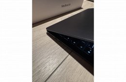 Apple MacBook Air 13,6