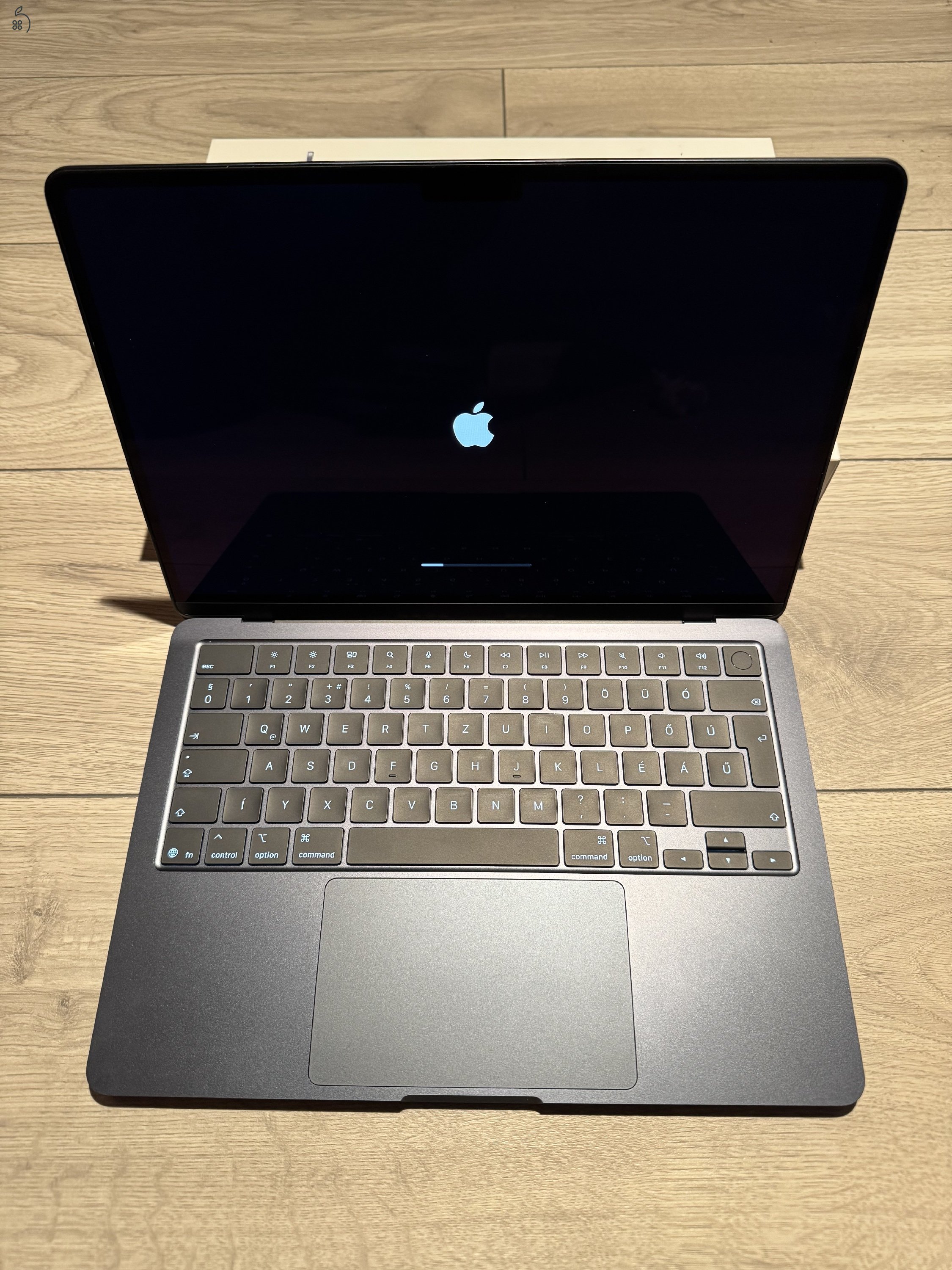 Apple MacBook Air 13,6