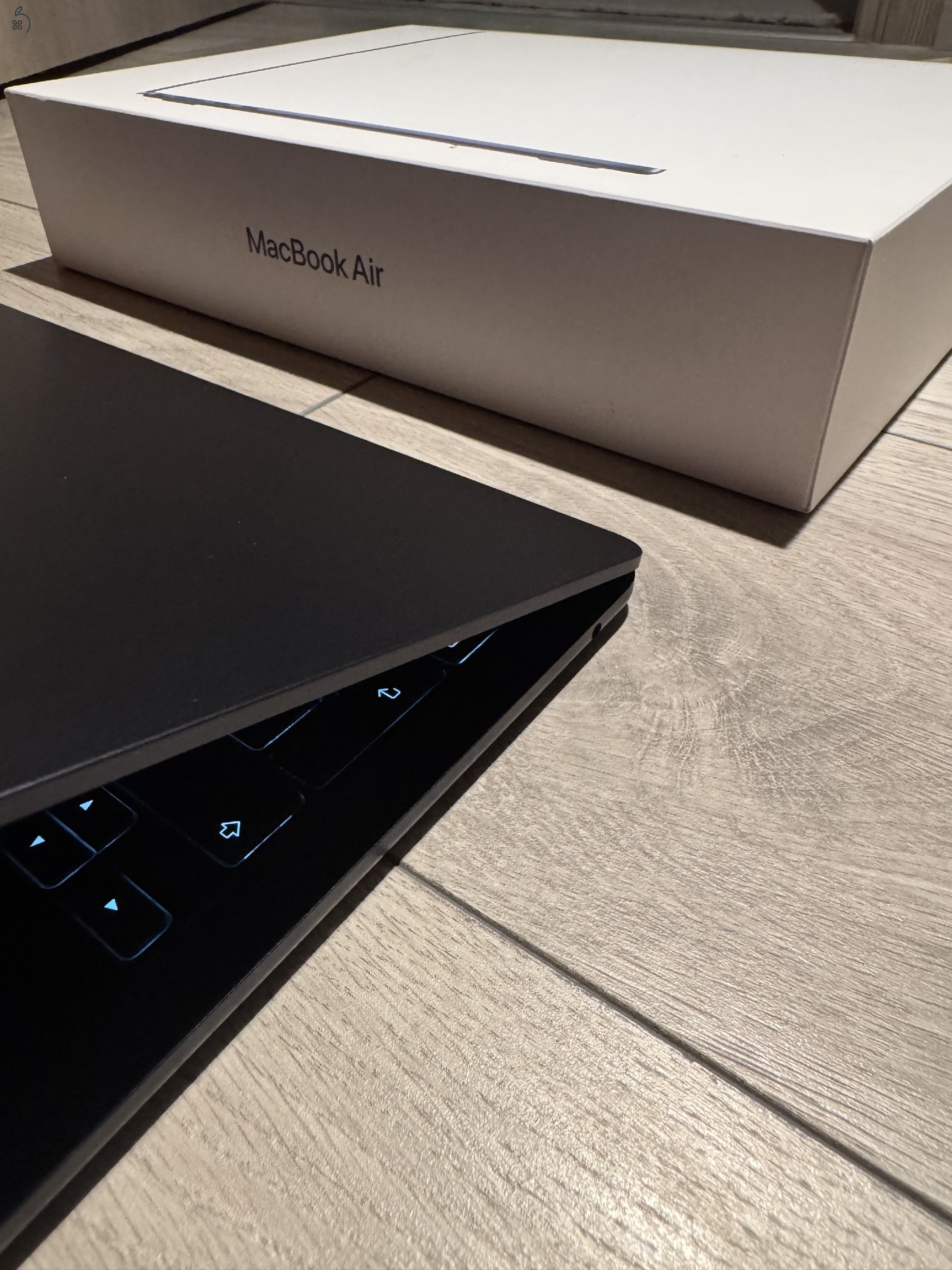 Apple MacBook Air 13,6