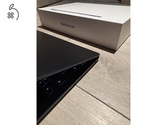 Apple MacBook Air 13,6