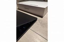 Apple MacBook Air 13,6