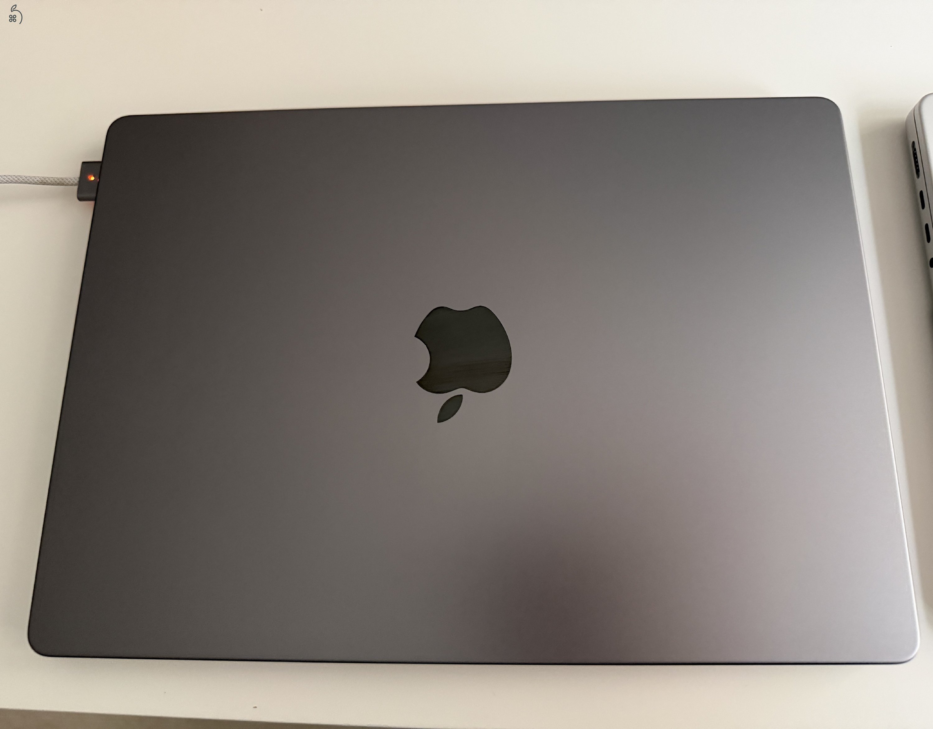 Eladó egy 2023-as Apple MacBook Pro 14 ( M3, 8 GB/512 GB, asztroszürke) 98% akksi