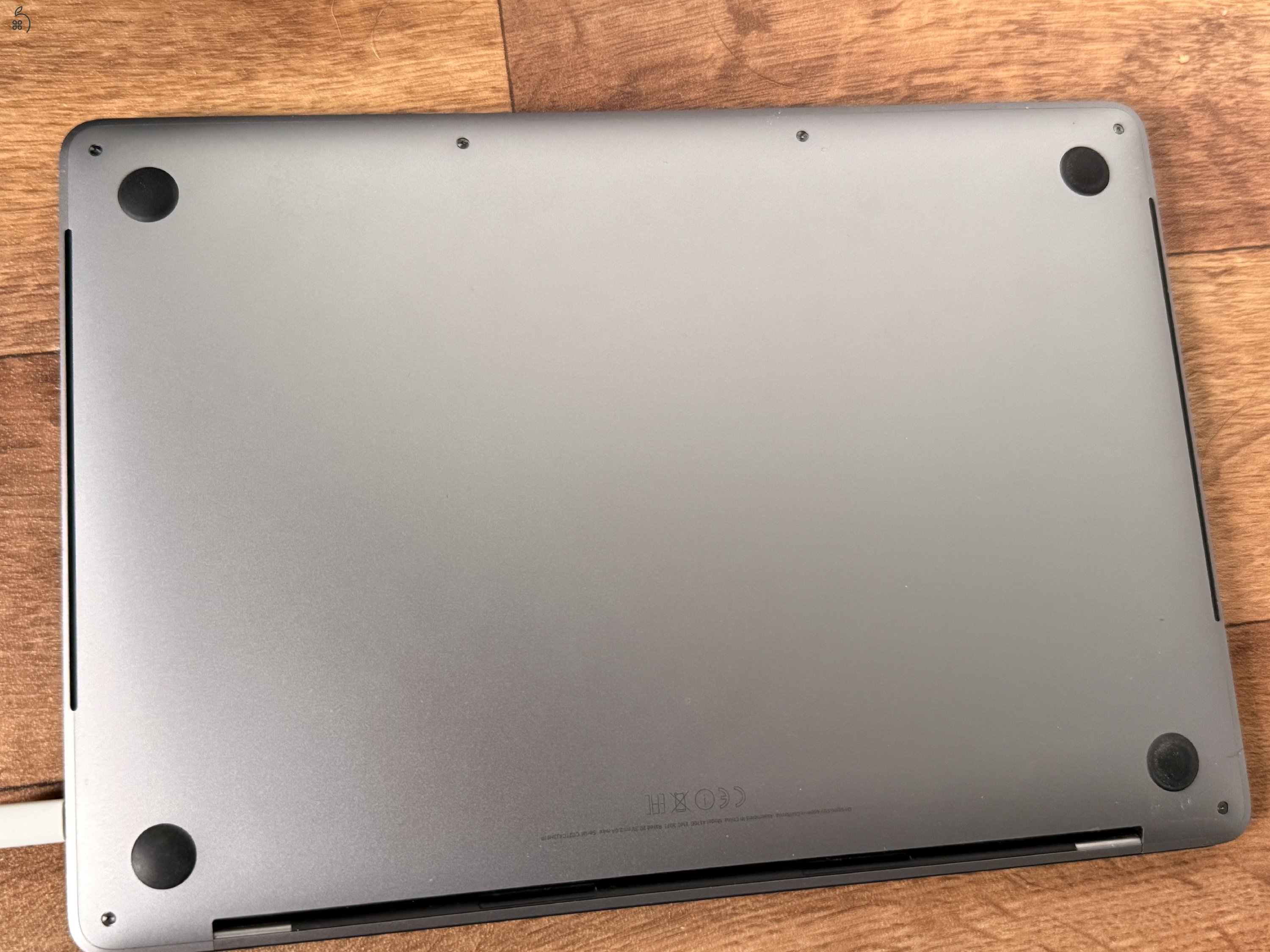 MacBook Pro 13” (2016) + Védőtok + Eredeti Csomagolás