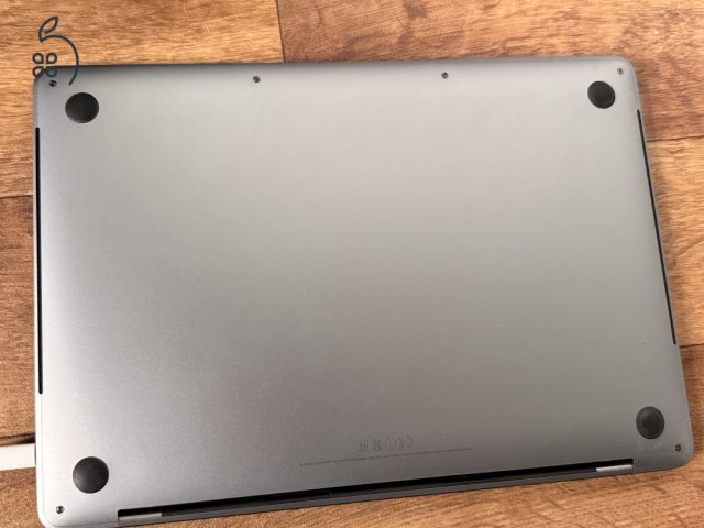 MacBook Pro 13” (2016) + Védőtok + Eredeti Csomagolás