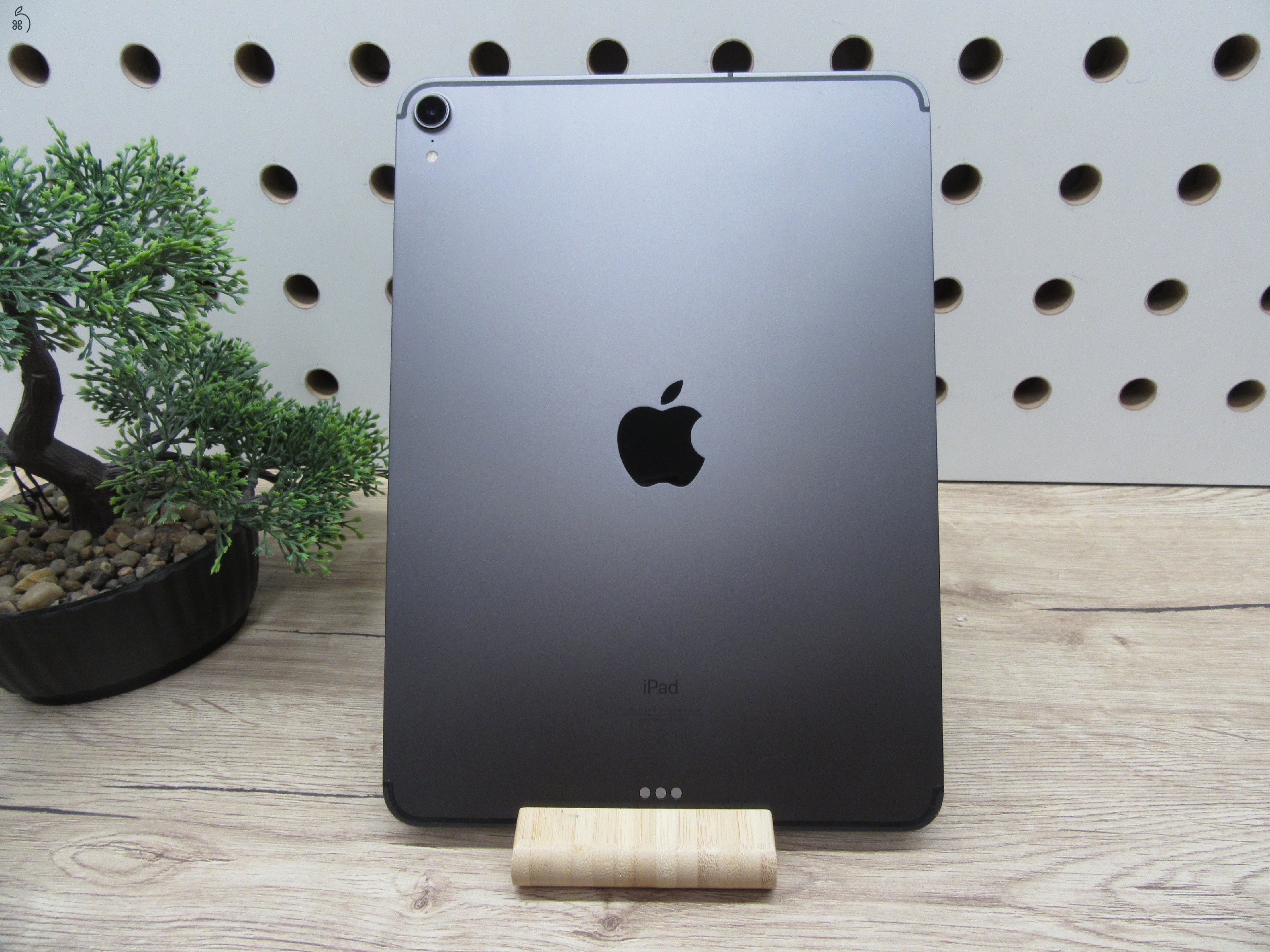 Apple iPad Pro 11” (1. gen, 2018) – ProMotion 120 Hz, Face ID, USB-C, Apple Pencil 2 támogatás – 64 GB – Használt, szép állapot – 3 hónap garancia