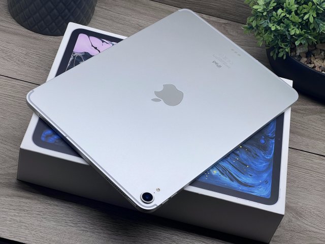 Hibátlan iPad Pro 2018 11″ Silver 64GB 2 ÉV Garanciával Számlával 90% Akku