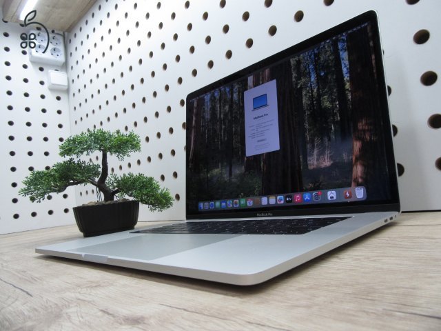 Apple MacBook Pro 15” (2018) – 6 magos i7 + Radeon 4 GB, Retina kijelző, gyors SSD – Használt, szép állapot – 63 ciklus / 80% akku – 3 hónap garancia