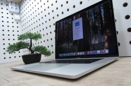 Apple MacBook Pro 15” (2018) – 6 magos i7 + Radeon 4 GB, Retina kijelző, gyors SSD – Használt, szép állapot – 63 ciklus / 80% akku – 3 hónap garancia