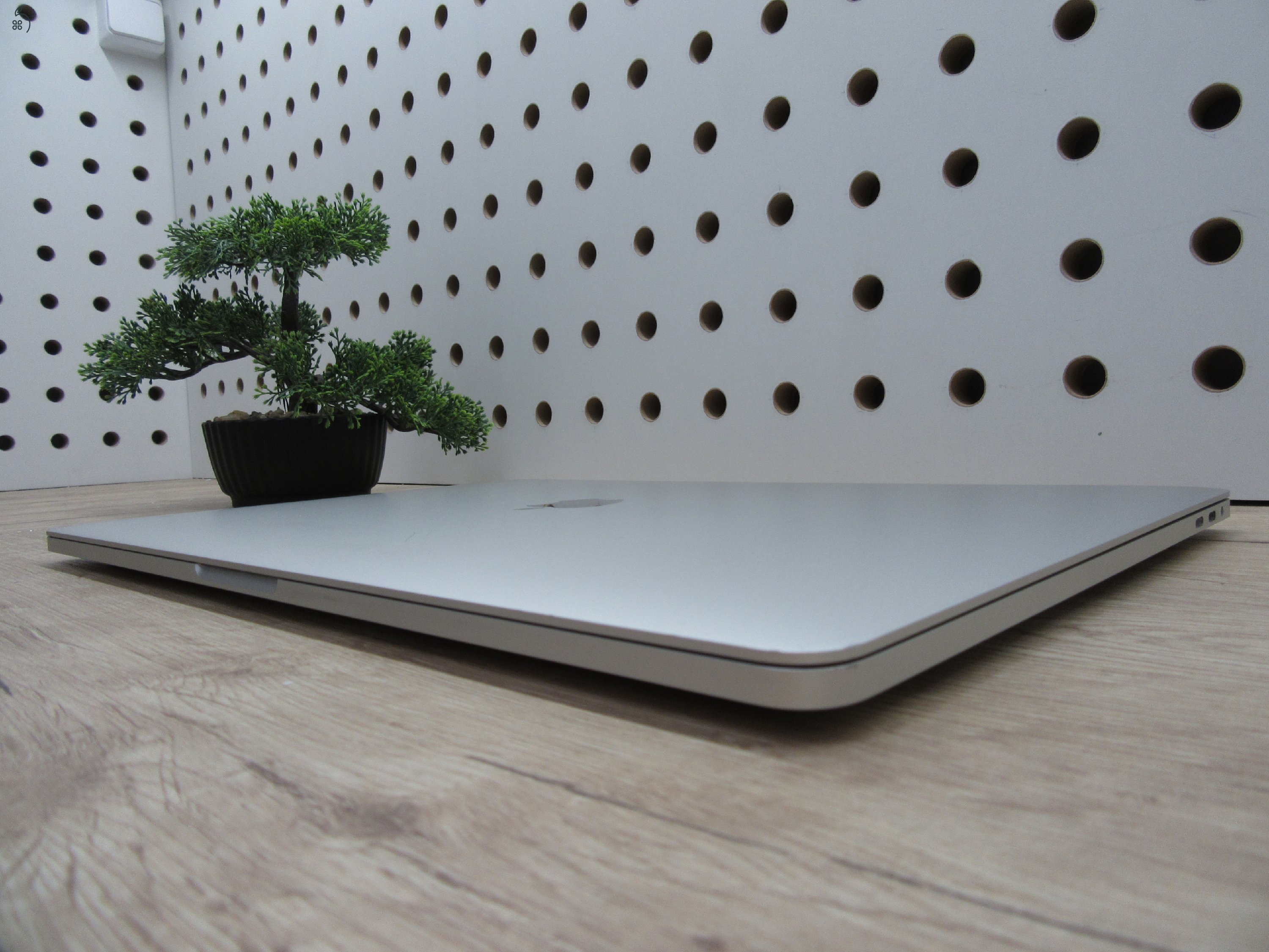 Apple MacBook Pro 15” (2018) – 6 magos i7 + Radeon 4 GB, Retina kijelző, gyors SSD – Használt, szép állapot – 63 ciklus / 80% akku – 3 hónap garancia