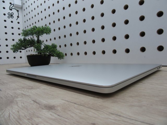 Apple MacBook Pro 15” (2018) – 6 magos i7 + Radeon 4 GB, Retina kijelző, gyors SSD – Használt, szép állapot – 63 ciklus / 80% akku – 3 hónap garancia