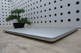 Apple MacBook Pro 15” (2018) – 6 magos i7 + Radeon 4 GB, Retina kijelző, gyors SSD – Használt, szép állapot – 63 ciklus / 80% akku – 3 hónap garancia