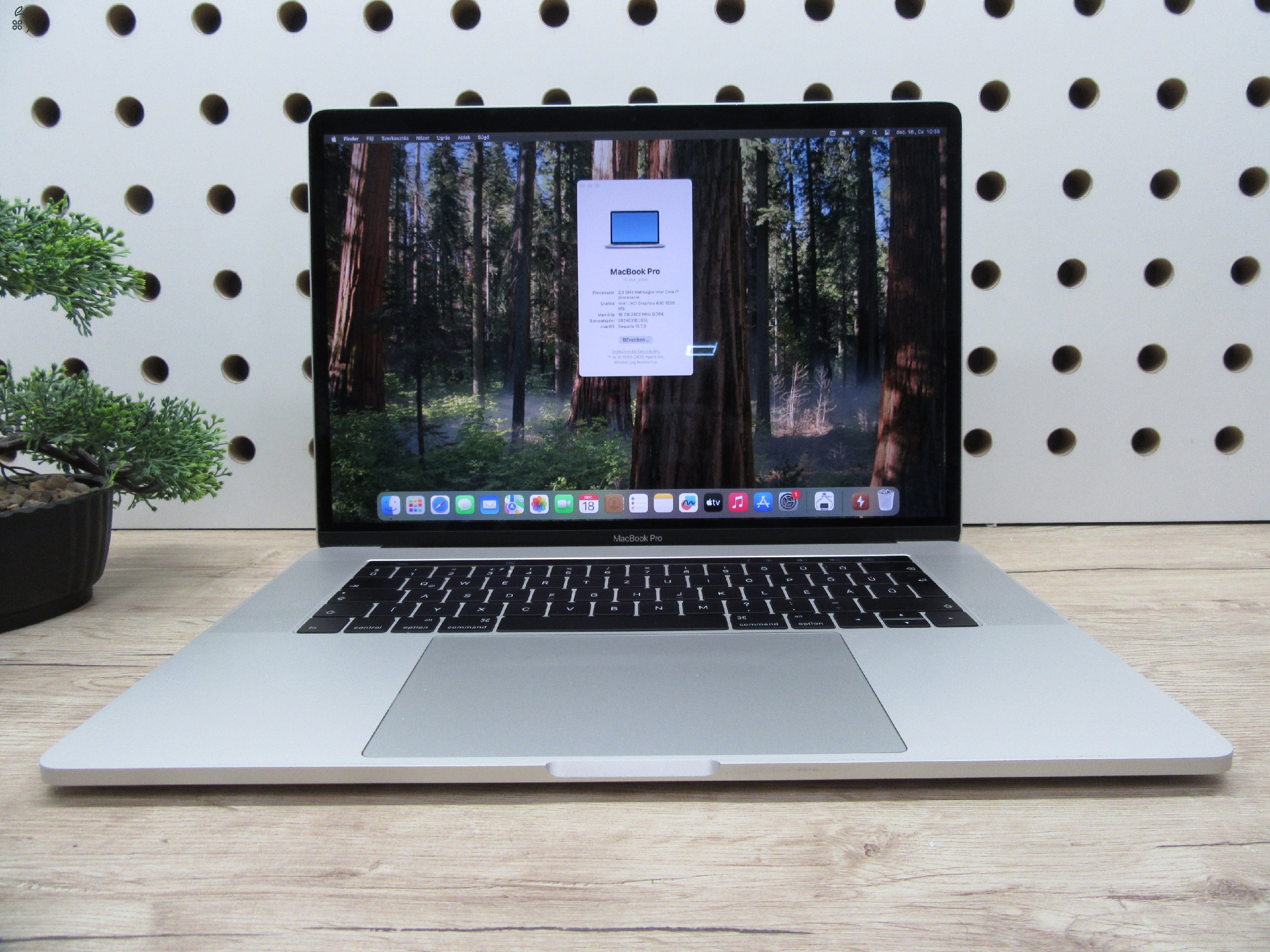 Apple MacBook Pro 15” (2018) – 6 magos i7 + Radeon 4 GB, Retina kijelző, gyors SSD – Használt, szép állapot – 63 ciklus / 80% akku – 3 hónap garancia