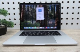 Apple MacBook Pro 15” (2018) – 6 magos i7 + Radeon 4 GB, Retina kijelző, gyors SSD – Használt, szép állapot – 63 ciklus / 80% akku – 3 hónap garancia