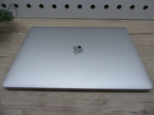 Apple MacBook Pro 15” (2018) – 6 magos i7 + Radeon 4 GB, Retina kijelző, gyors SSD – Használt, szép állapot – 63 ciklus / 80% akku – 3 hónap garancia