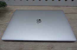 Apple MacBook Pro 15” (2018) – 6 magos i7 + Radeon 4 GB, Retina kijelző, gyors SSD – Használt, szép állapot – 63 ciklus / 80% akku – 3 hónap garancia