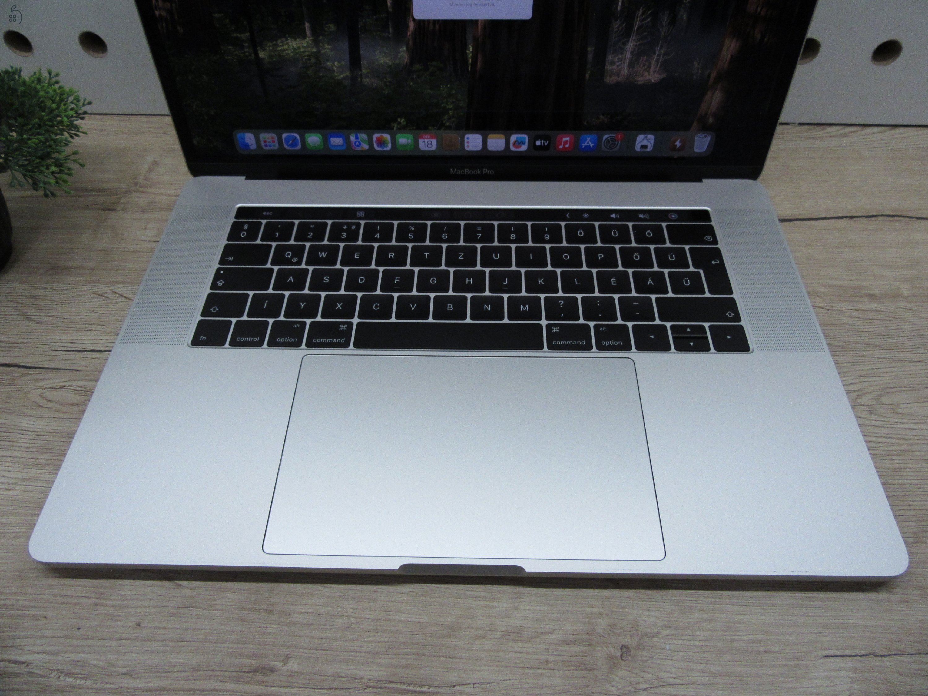 Apple MacBook Pro 15” (2018) – 6 magos i7 + Radeon 4 GB, Retina kijelző, gyors SSD – Használt, szép állapot – 63 ciklus / 80% akku – 3 hónap garancia