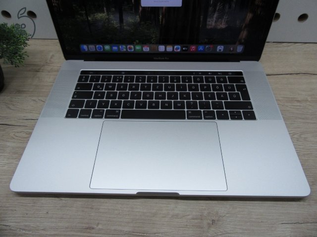 Apple MacBook Pro 15” (2018) – 6 magos i7 + Radeon 4 GB, Retina kijelző, gyors SSD – Használt, szép állapot – 63 ciklus / 80% akku – 3 hónap garancia
