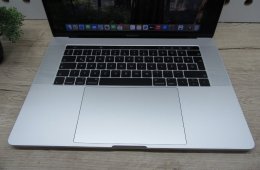 Apple MacBook Pro 15” (2018) – 6 magos i7 + Radeon 4 GB, Retina kijelző, gyors SSD – Használt, szép állapot – 63 ciklus / 80% akku – 3 hónap garancia