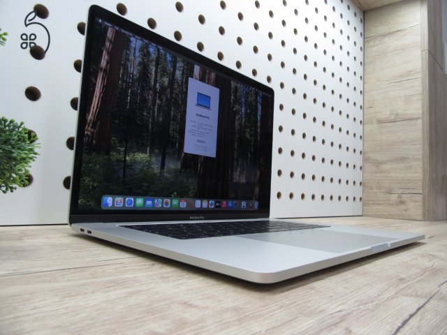 Apple MacBook Pro 15” (2018) – 6 magos i7 + Radeon 4 GB, Retina kijelző, gyors SSD – Használt, szép állapot – 63 ciklus / 80% akku – 3 hónap garancia