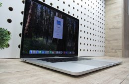 Apple MacBook Pro 15” (2018) – 6 magos i7 + Radeon 4 GB, Retina kijelző, gyors SSD – Használt, szép állapot – 63 ciklus / 80% akku – 3 hónap garancia