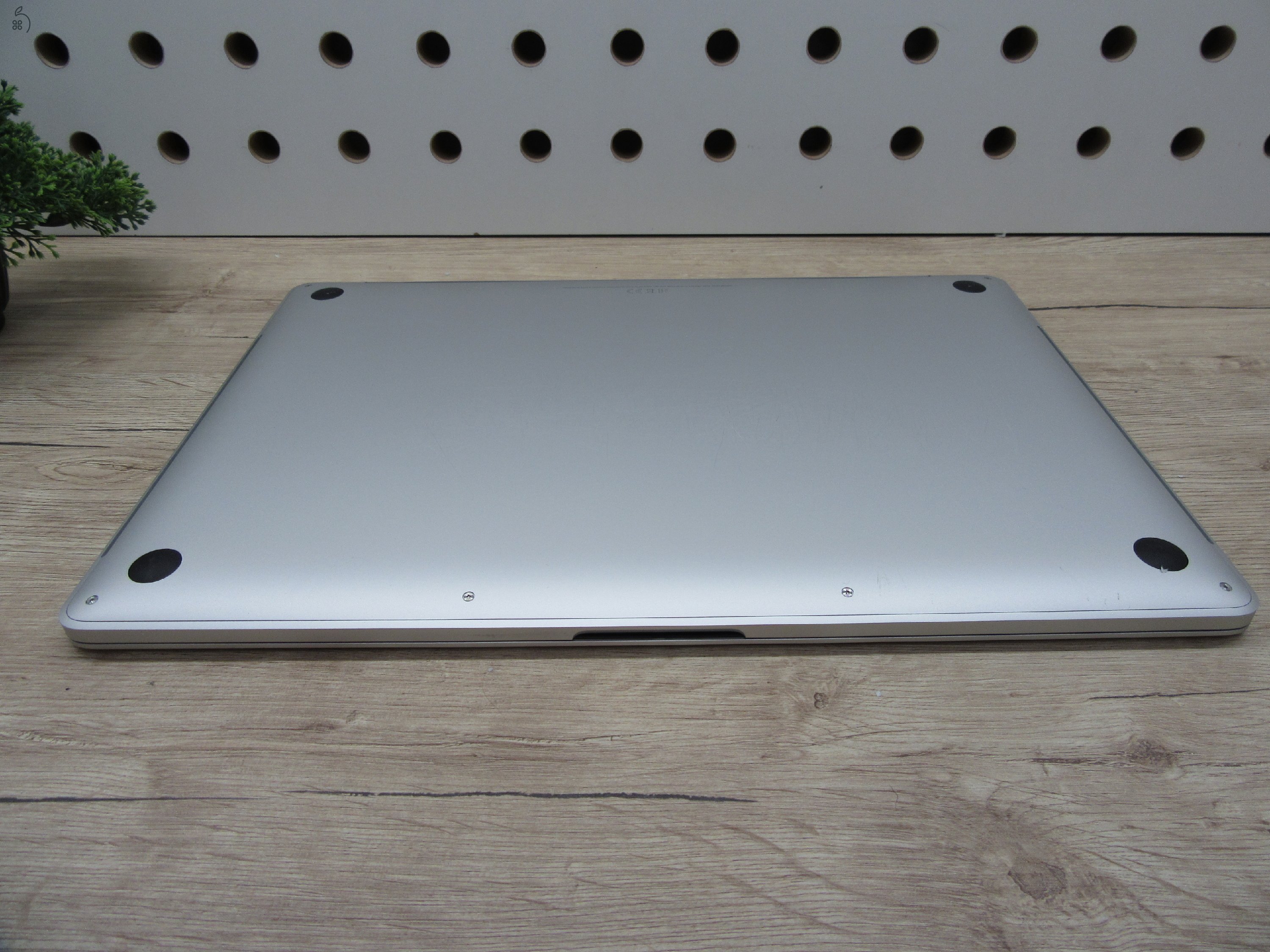 Apple MacBook Pro 15” (2018) – 6 magos i7 + Radeon 4 GB, Retina kijelző, gyors SSD – Használt, szép állapot – 63 ciklus / 80% akku – 3 hónap garancia