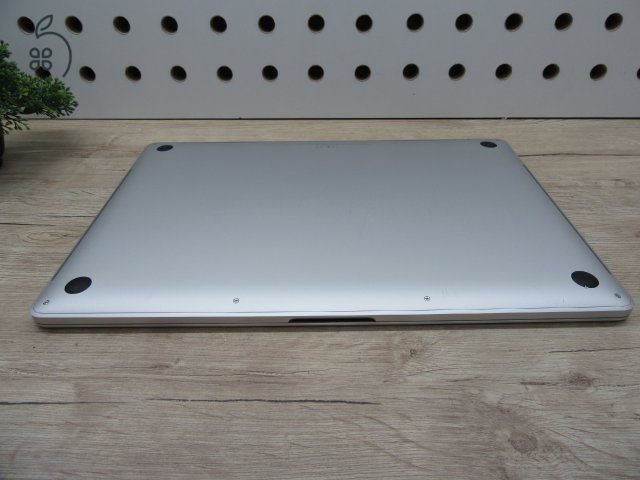 Apple MacBook Pro 15” (2018) – 6 magos i7 + Radeon 4 GB, Retina kijelző, gyors SSD – Használt, szép állapot – 63 ciklus / 80% akku – 3 hónap garancia