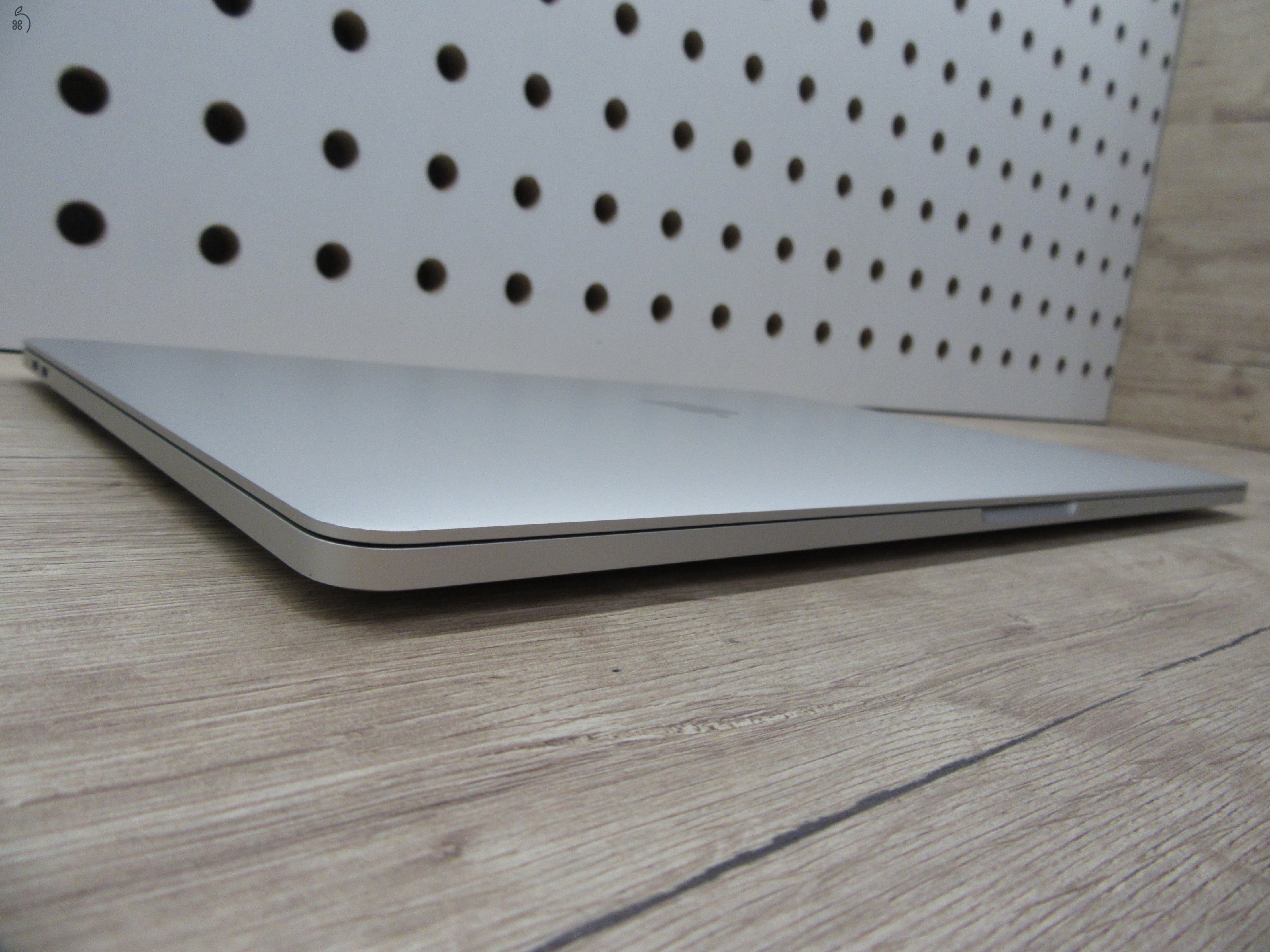 Apple MacBook Pro 15” (2018) – 6 magos i7 + Radeon 4 GB, Retina kijelző, gyors SSD – Használt, szép állapot – 63 ciklus / 80% akku – 3 hónap garancia