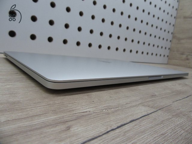 Apple MacBook Pro 15” (2018) – 6 magos i7 + Radeon 4 GB, Retina kijelző, gyors SSD – Használt, szép állapot – 63 ciklus / 80% akku – 3 hónap garancia